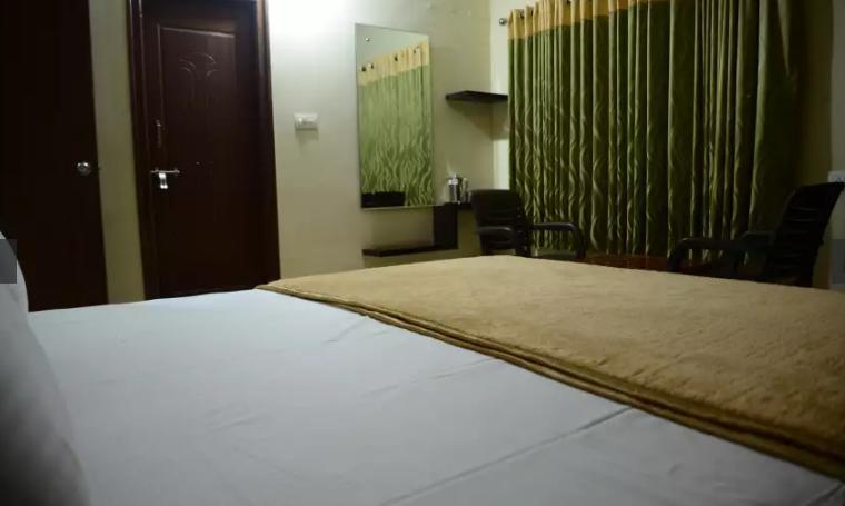 Maruthi Residency Inn & Restaurant ไฮเดอราบัด ภายนอก รูปภาพ